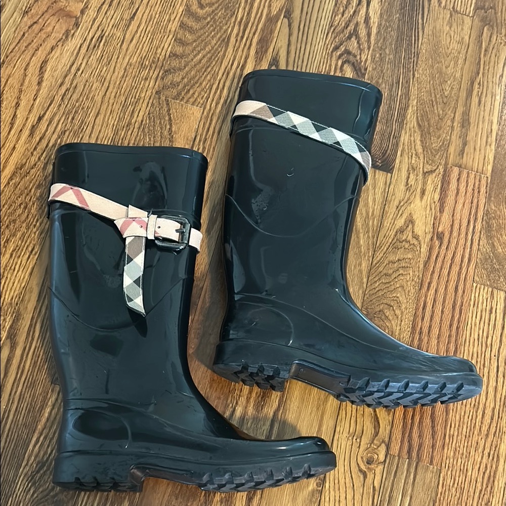 Burberry Black and Cream Winter Rain Boots - Picture 2 of 4